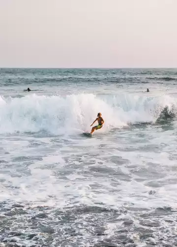 Un surfeur dans les vagues de Biscarrosse