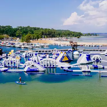 L'Aquapark vue du ciel à Biscarrosse